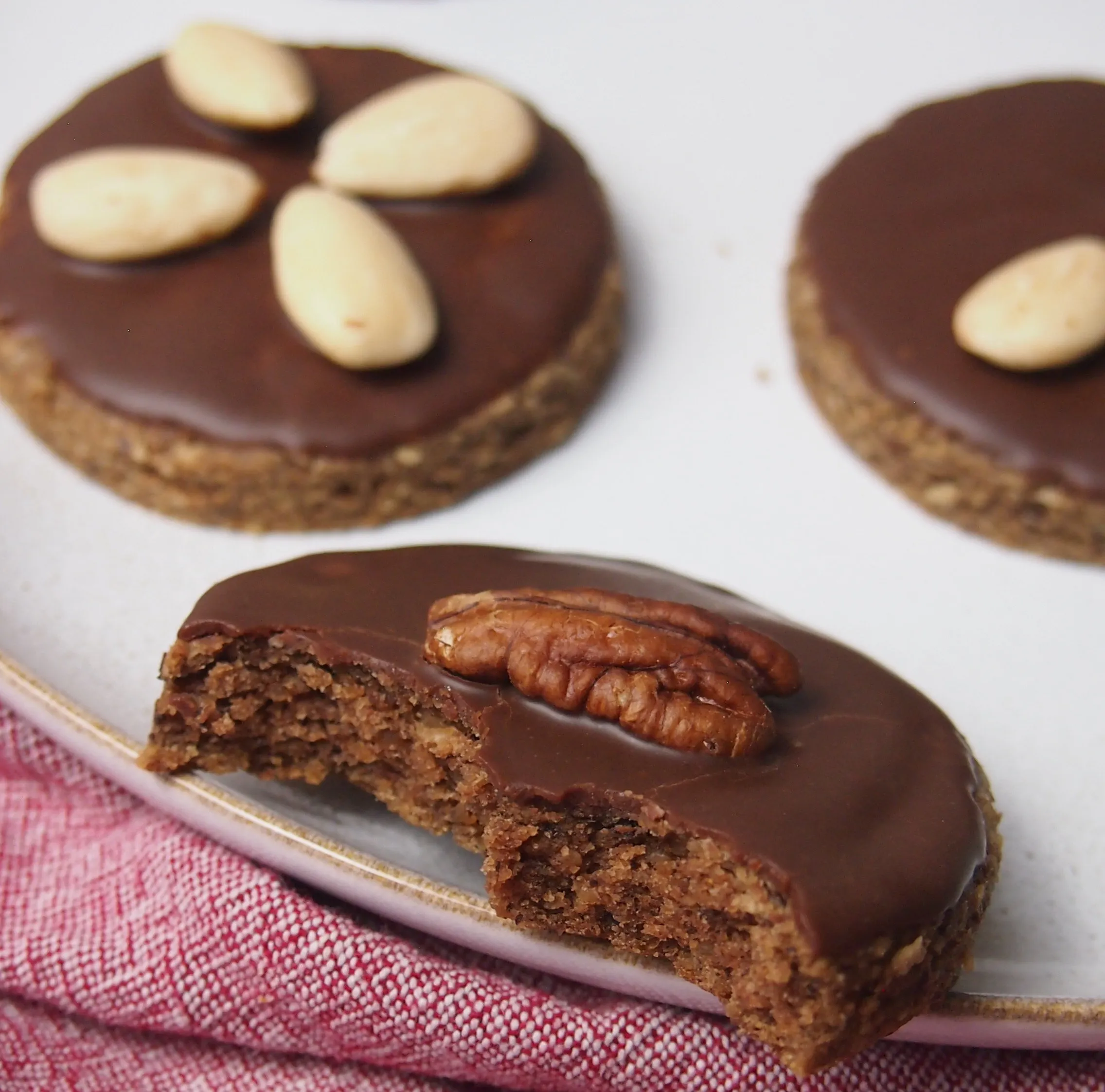 Weiche vegane Lebkuchen ohne raffinierten Zucker für die Weihnachtszeit