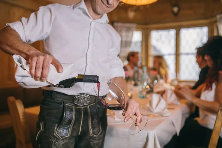 Weinauswahl in einem rustikalen Weinkeller des Auracher Löchl