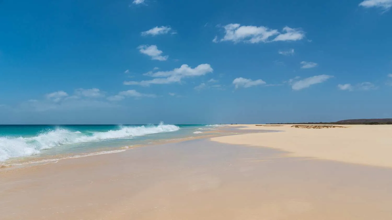 Weißer Sand und türkisfarbenes Wasser am Strand von Santa Mónica auf Boa Vista