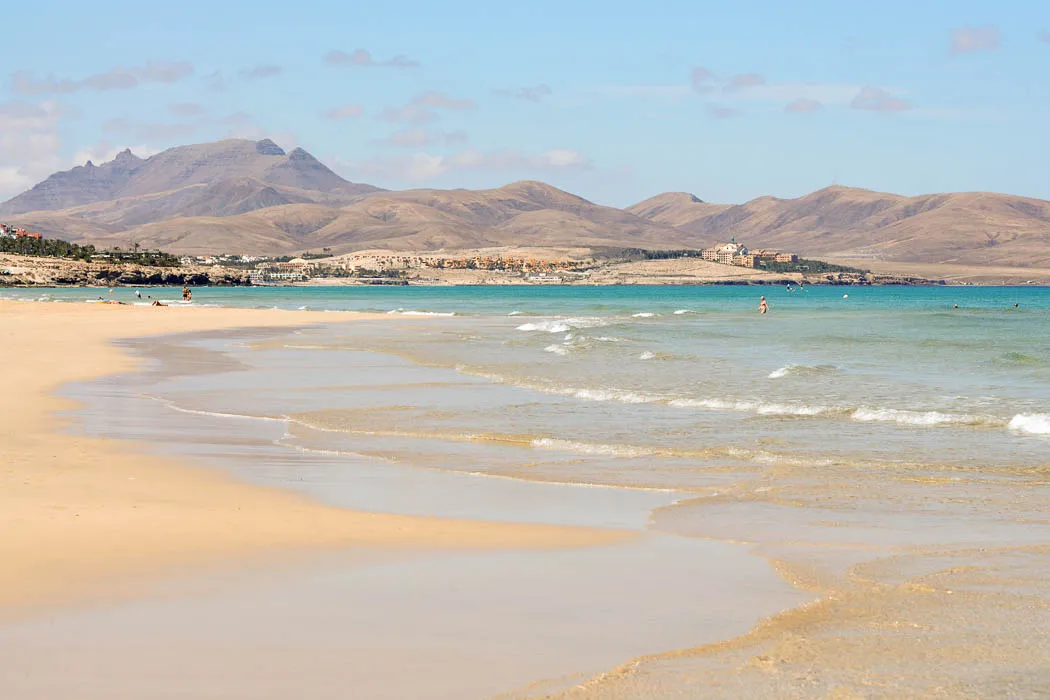 Weißer Sandstrand und türkises Meer an der Costa Calma auf Fuerteventura