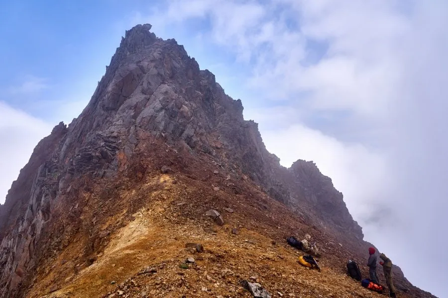 Weite, unberührte Natur Kamtschatkas unter einem bewölkten Himmel