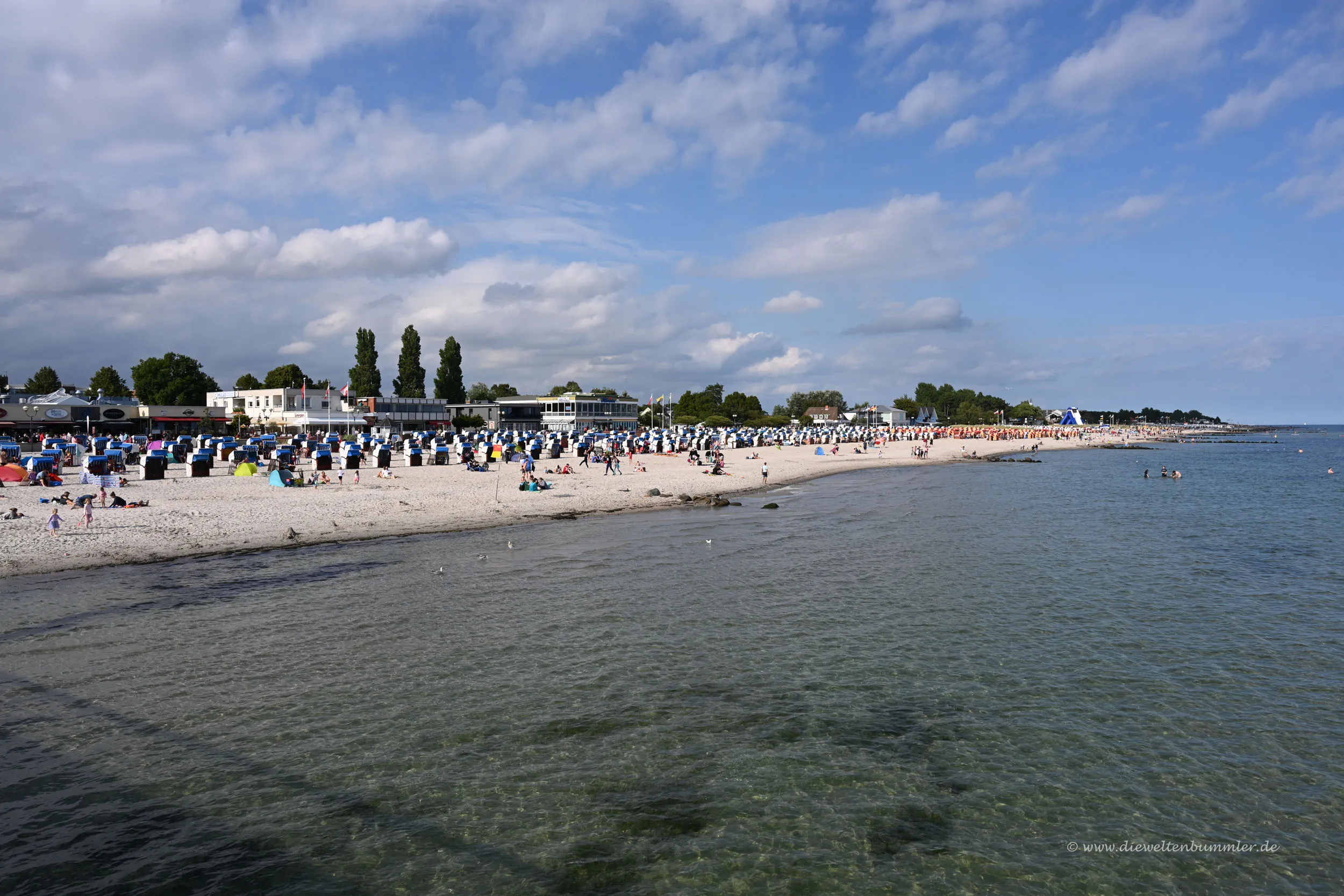 Weitläufiger Ostseestrand mit blauem Himmel