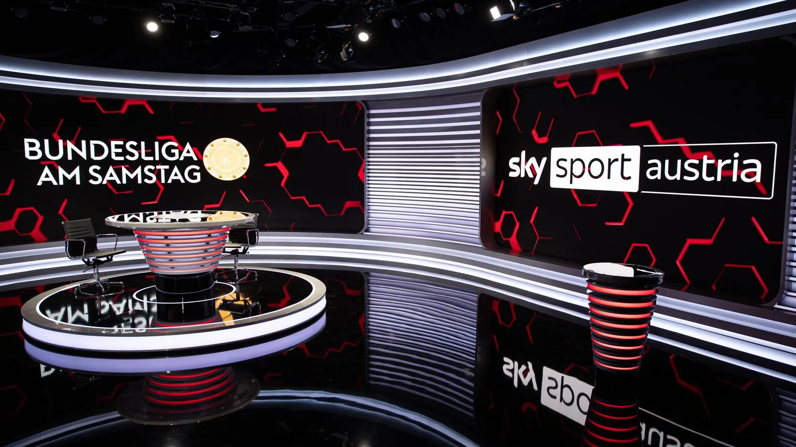 Weitwinkelaufnahme des neuen Studio-Sets von Sky Sport Austria mit geschwungenen Wänden und LED-Videowänden