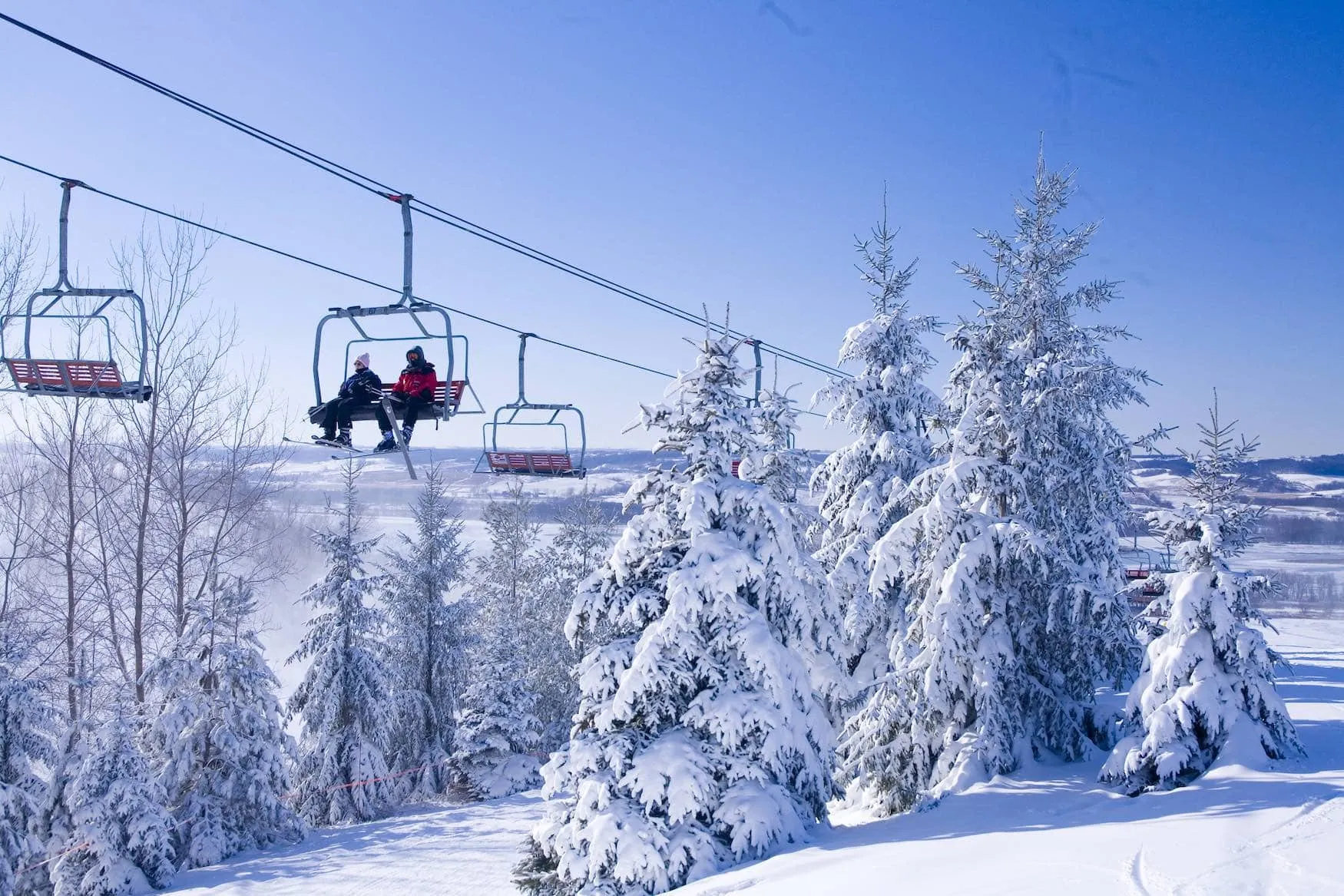 Wintersportler genießen die verschneiten Pisten am Chestnut Mountain in Illinois