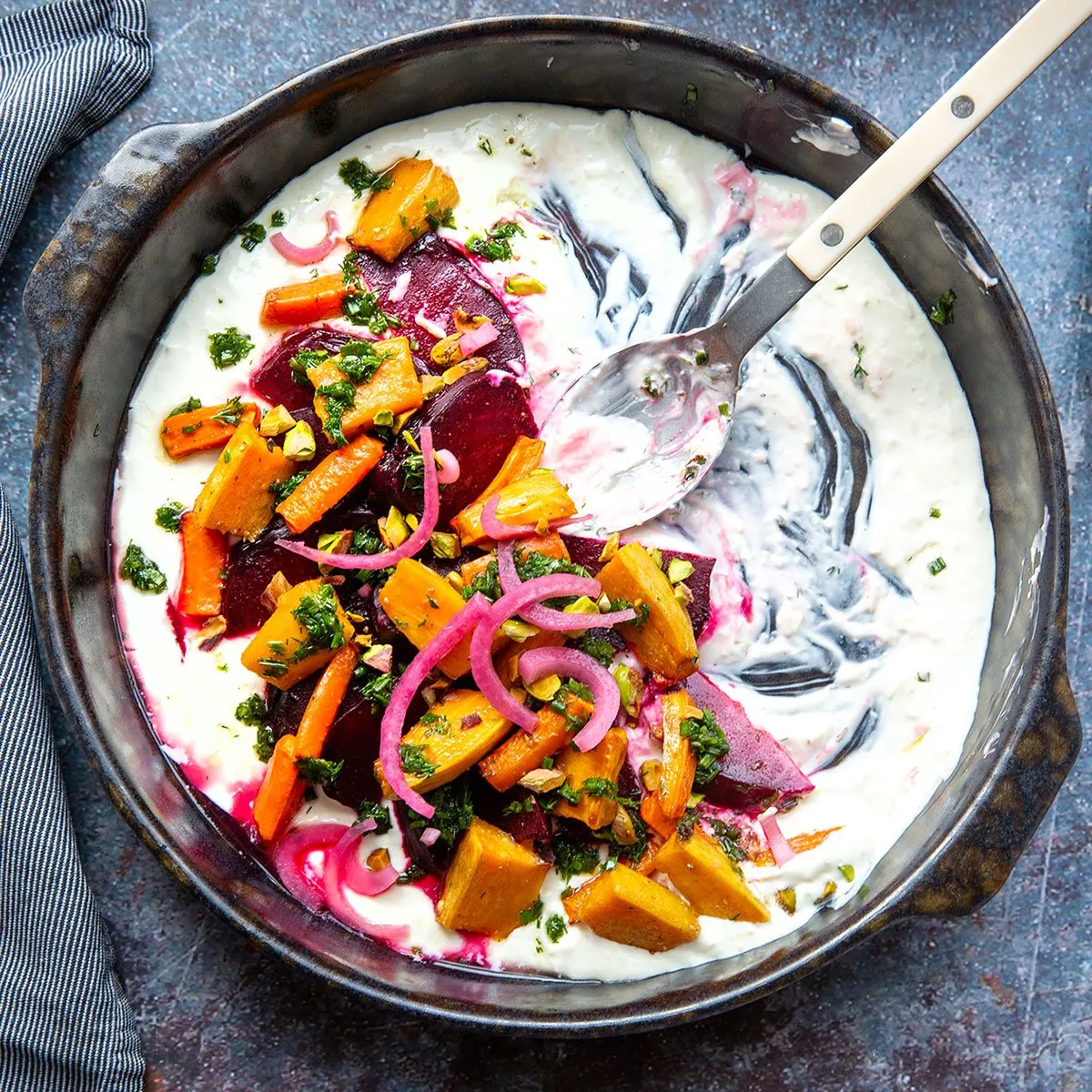 Wurzelgemüse und Meerrettich-Creme in einer Schüssel, bereit zum Servieren