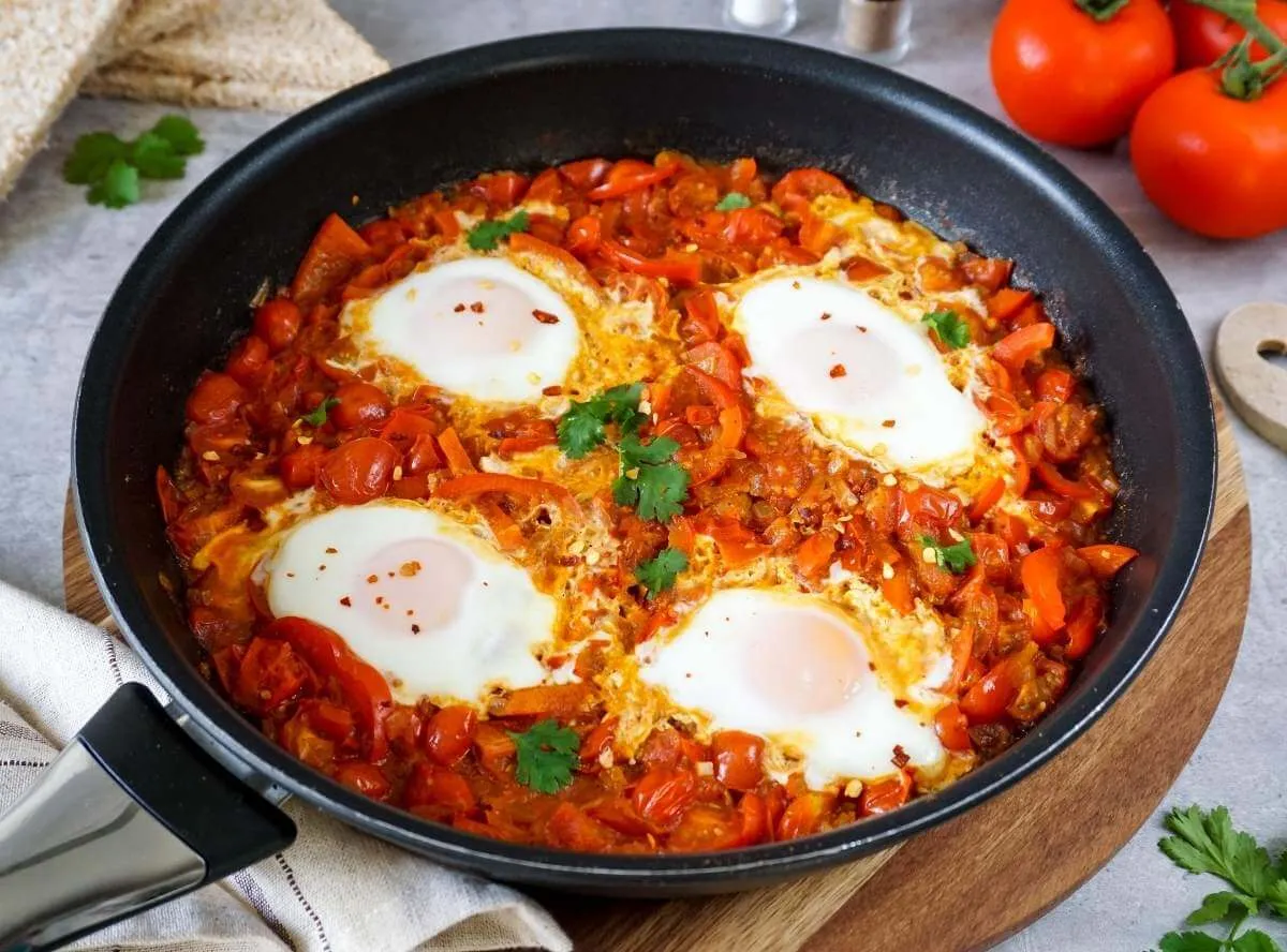 Würzige Shakshuka mit pochierten Eiern in Tomatensoße, ein Gericht aus dem Nahen Osten