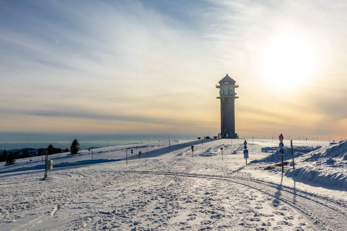 Zahllose Pistenkilometer rund um den ikonischen Aussichtsturm am Feldberg, dem höchsten Punkt des Schwarzwaldes