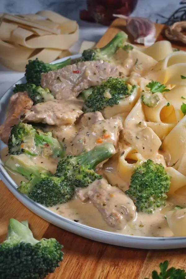 Zartes Schweinegeschnetzeltes in Rahmsoße mit frischem Brokkoli und Reis