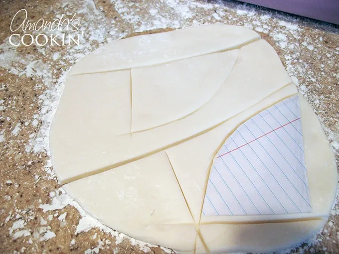 Zeichnen und Ausschneiden der Augen aus Fondant.