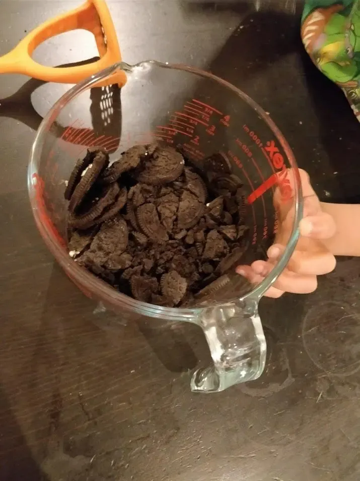 Zerkleinerte Oreo-Kekse für den Schlamm-Effekt als Kuchenaufsatz