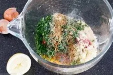 Zubereitung der Hackfleischmasse für Bifteki mit Eiern und Kräutern