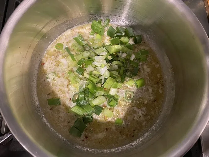 Zubereitung der würzigen Butter mit Frühlingszwiebeln und Chili