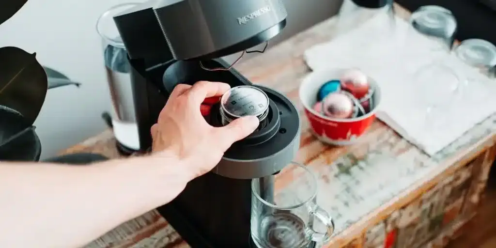 Zubereitung einer großen Tasse Kaffee mit einer Nespresso Vertuo Maschine