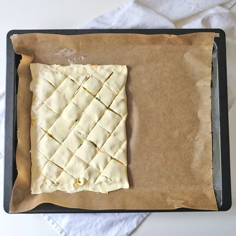 Zubereitungsschritt: Gefüllter Blätterteig rautenförmig eingeschnitten