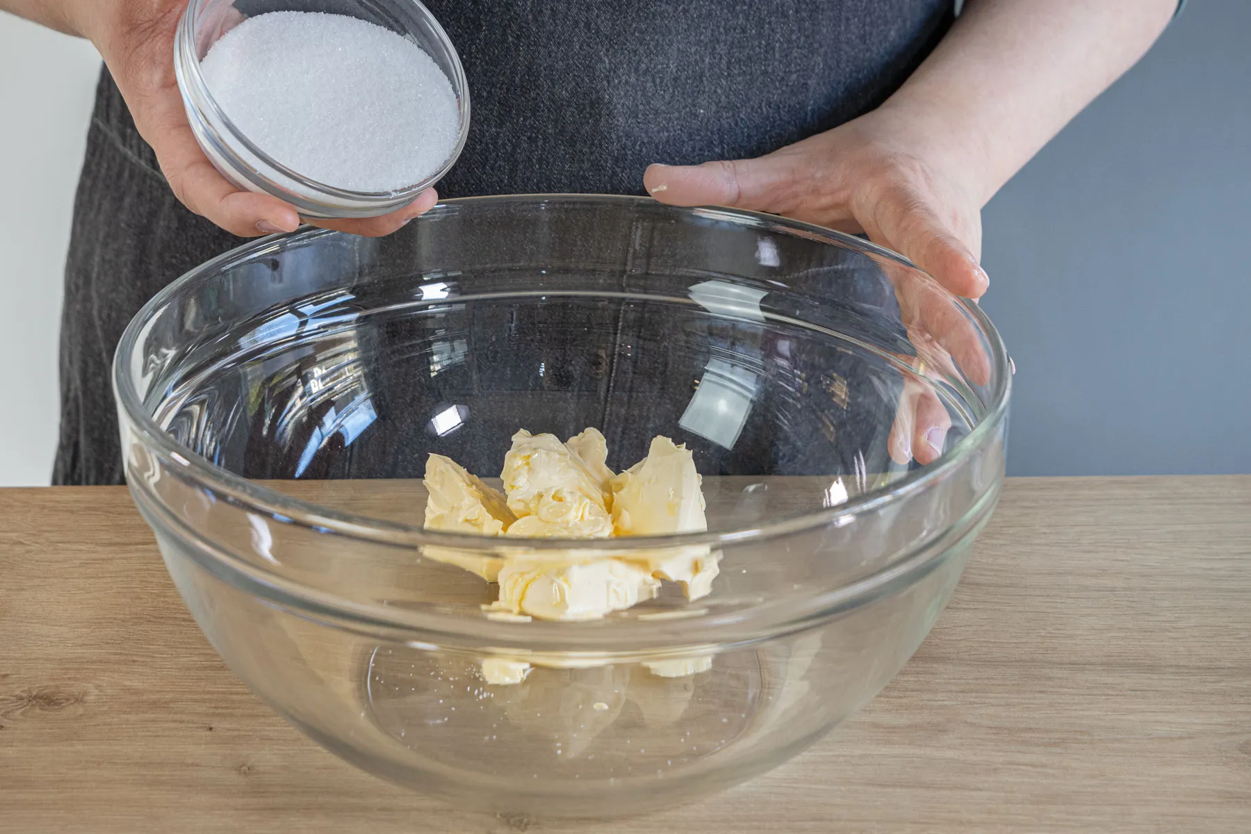 Zucker, Salz und Vanillezucker in eine Schüssel geben