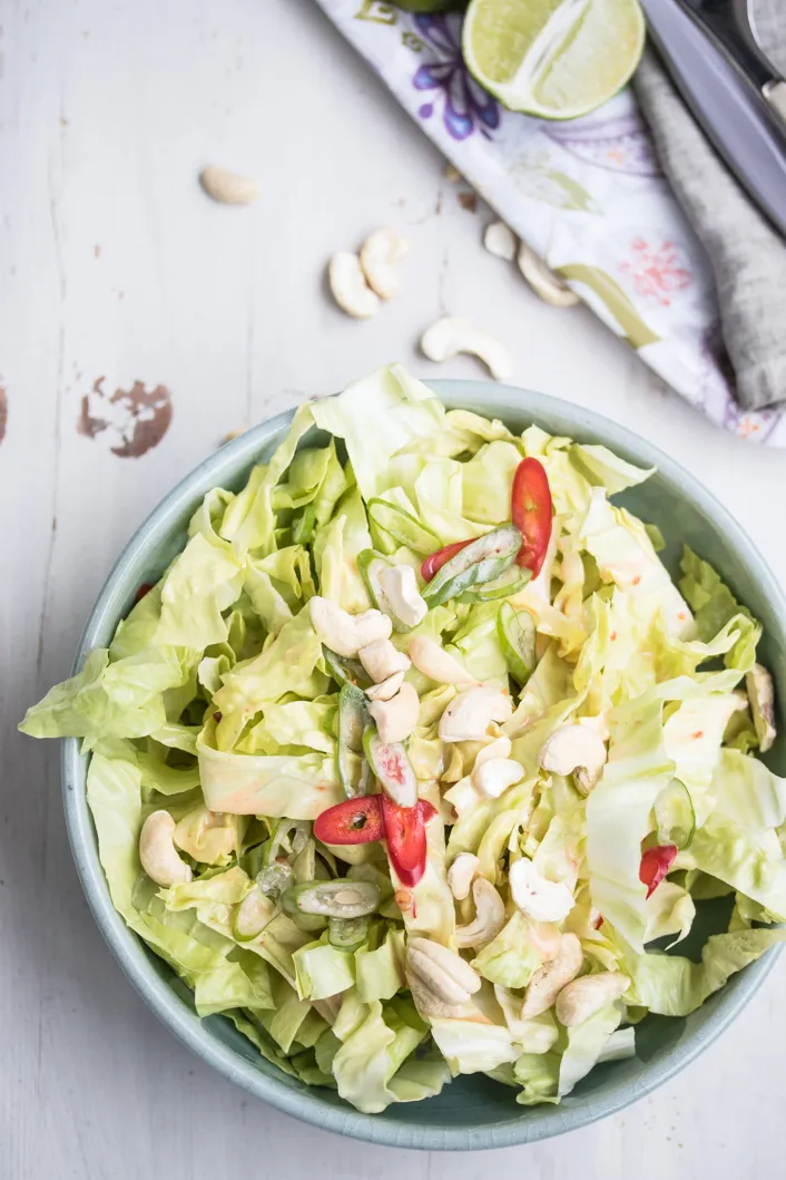 Zuckerhut-Blätter und Frühlingszwiebeln, bereit für das Dressing