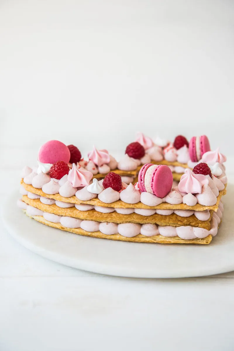 Zuckersüße 30 für Tine: Ein kunstvoll gestalteter Geburtstagskuchen mit Baiser und frischen Himbeeren.