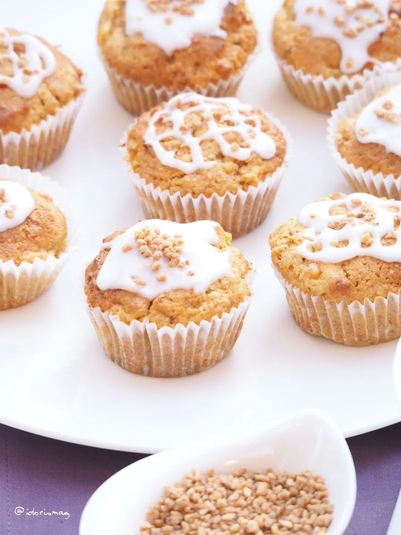 Zutaten für Apfel-Karotten-Nuss-Muffins in einer Schüssel