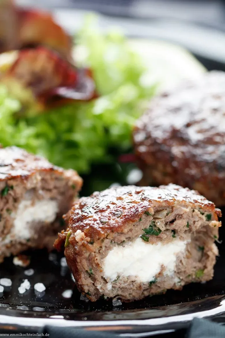 Zutaten für Bifteki: frische Kräuter, Hackfleisch und Gewürze