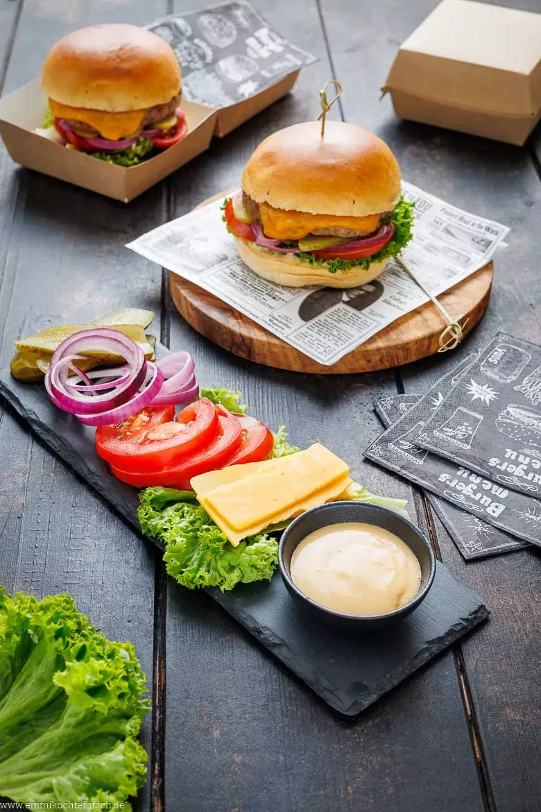 Zutaten für einen selbstgemachten Burger