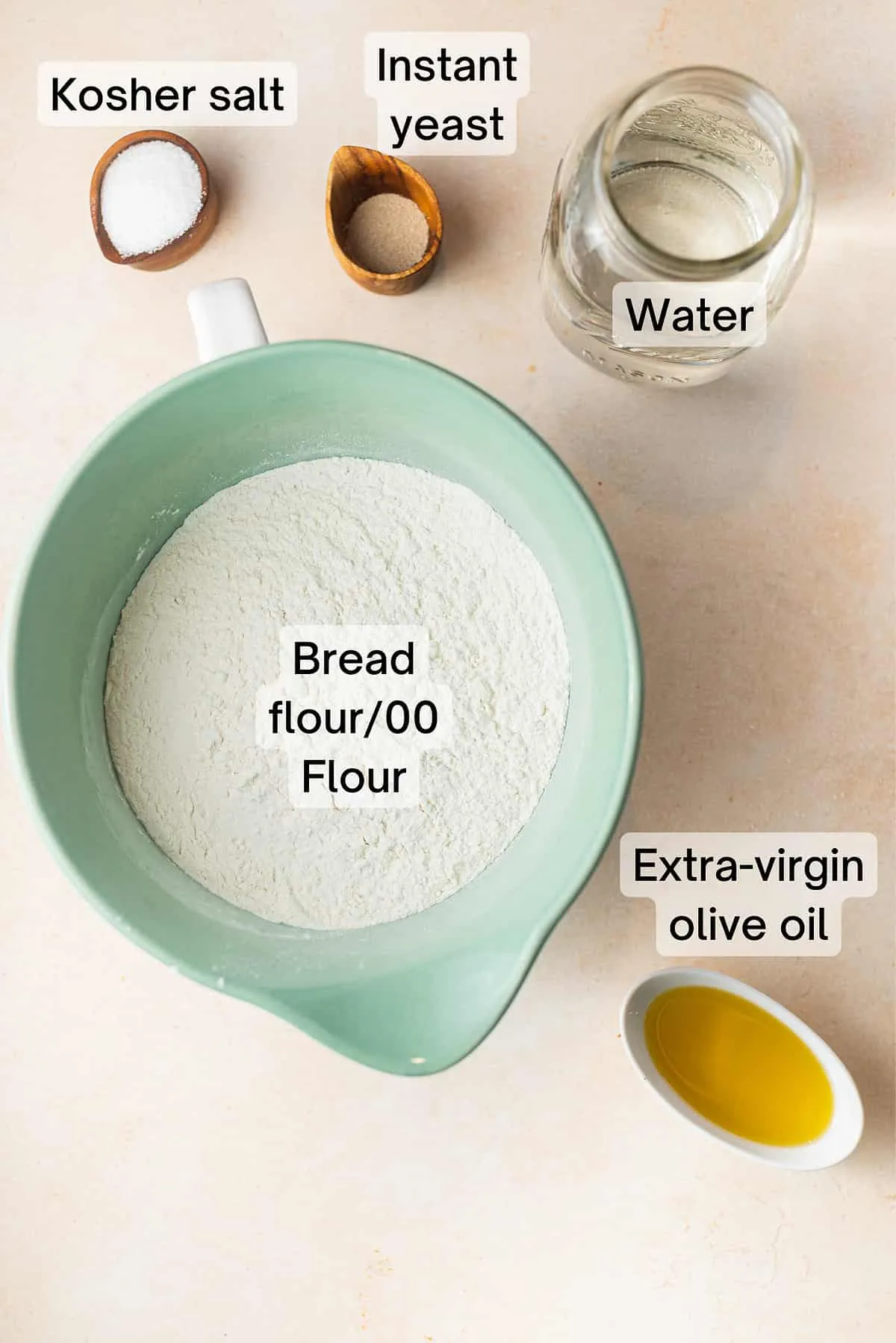 Zutaten für knuspriges und flauschiges Focaccia vorbereitet.