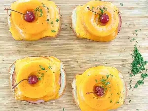 Zutaten für Toast Hawaii werden vorbereitet