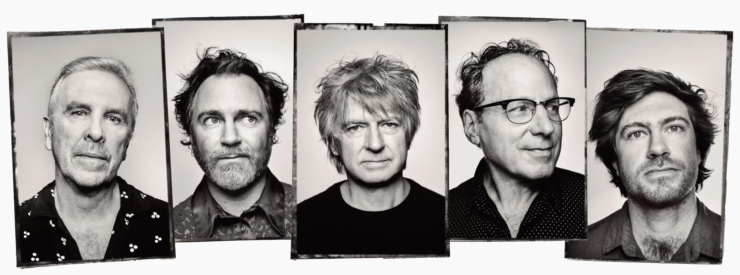 Zwei Gläser Lillet Wild Berry mit Beeren und Minze auf einer sommerlichen Terrasse