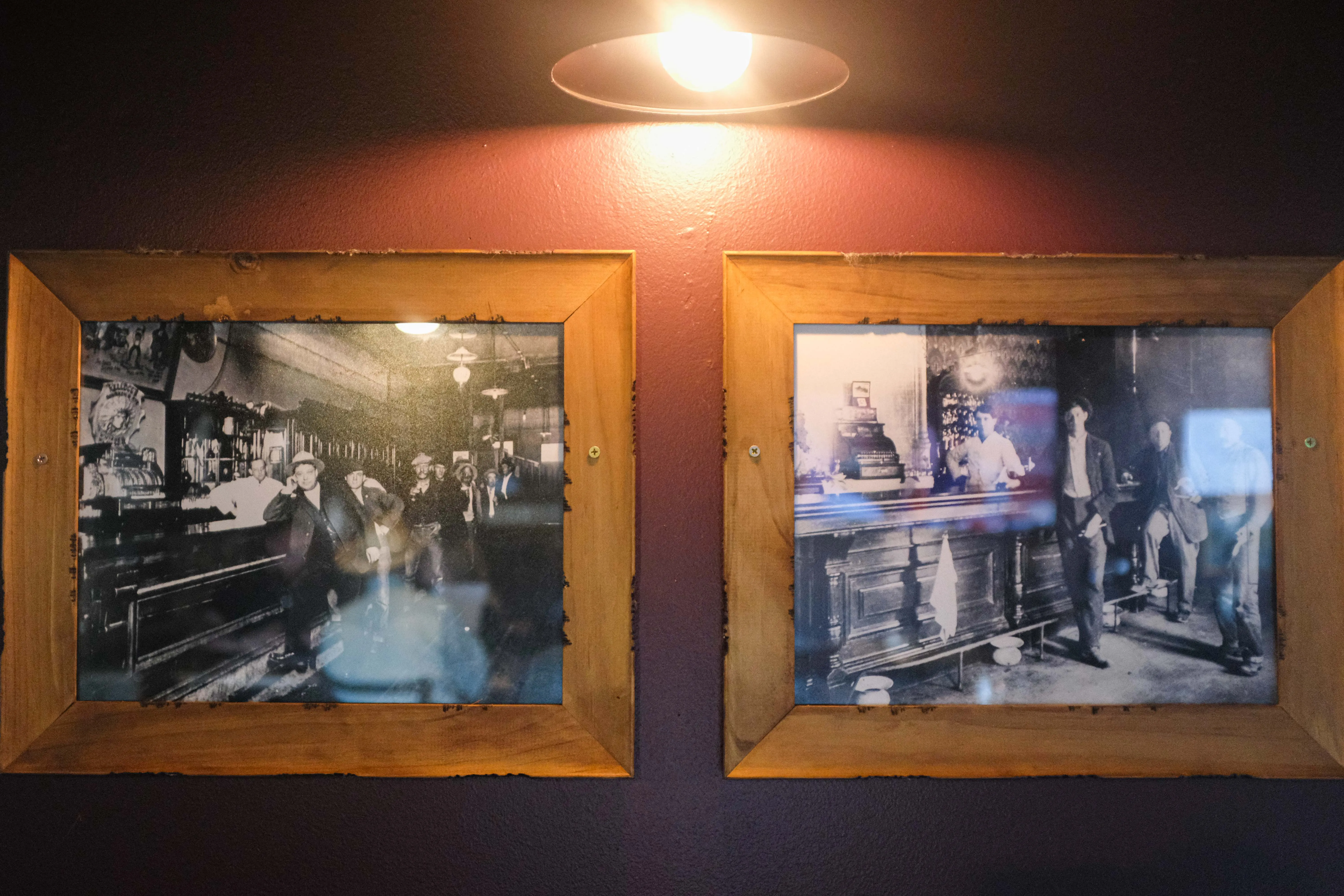 Zwei historische Fotos der Bar, die im Lassen Steakhouse ausgestellt sind