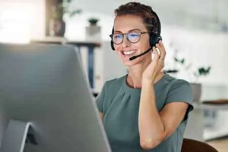 Zwei Personen bei einem Online-Meeting, das das Onboarding und die Einrichtung von lexoffice durch Experten darstellt