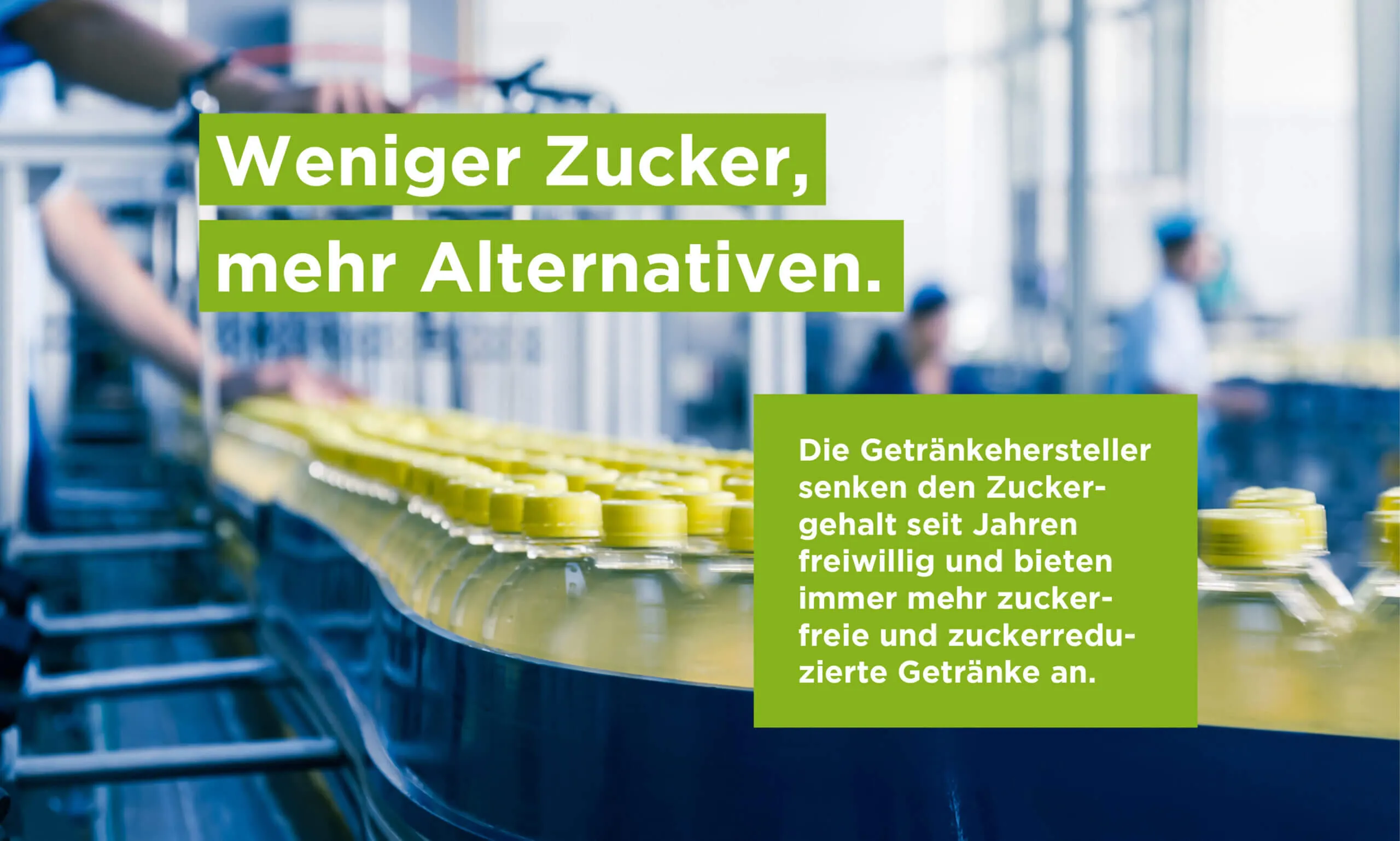 Zwei Personen genießen gemeinsam erfrischende Getränke an einem sonnigen Sommertag