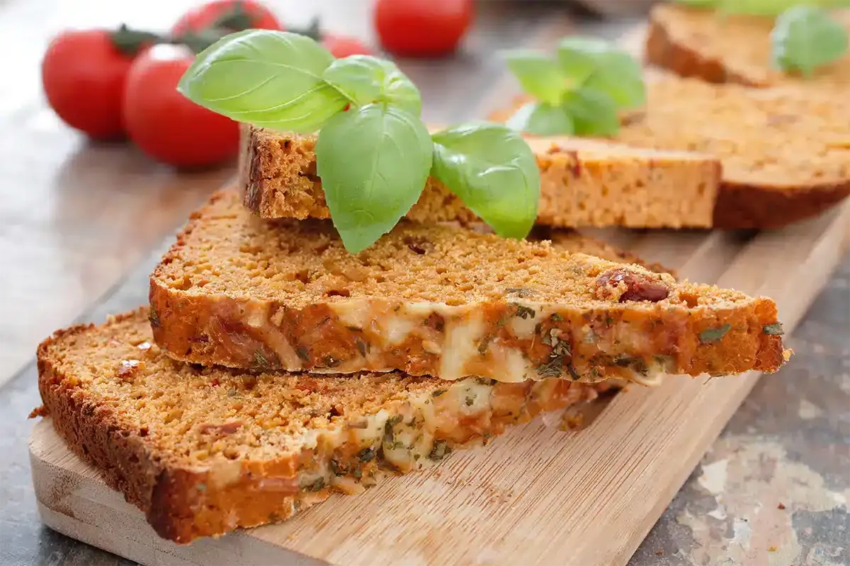 Zwei Scheiben glutenfreies Tomatenbrot mit Basilikum verziert