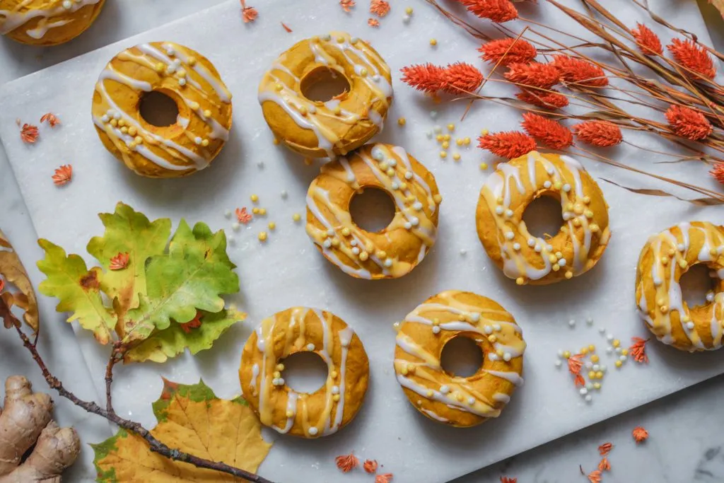 Zwei Sorten veganer Kürbis-Donuts im direkten Vergleich