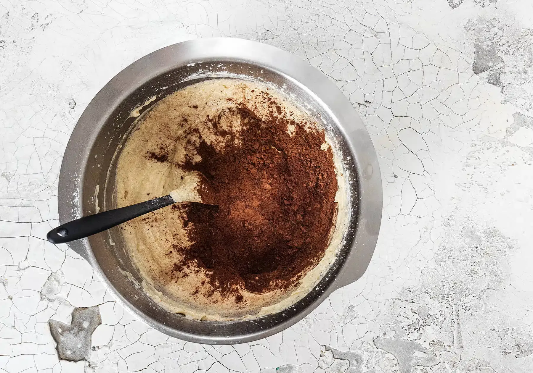 Abwechselndes Unterheben von Mehl und Milch