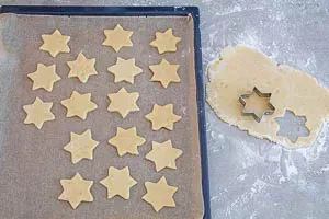Böden der Plätzchen auf einem Backblech auslegen
