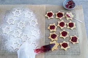 Böden der Spitzbuben mit Marmelade bestreichen
