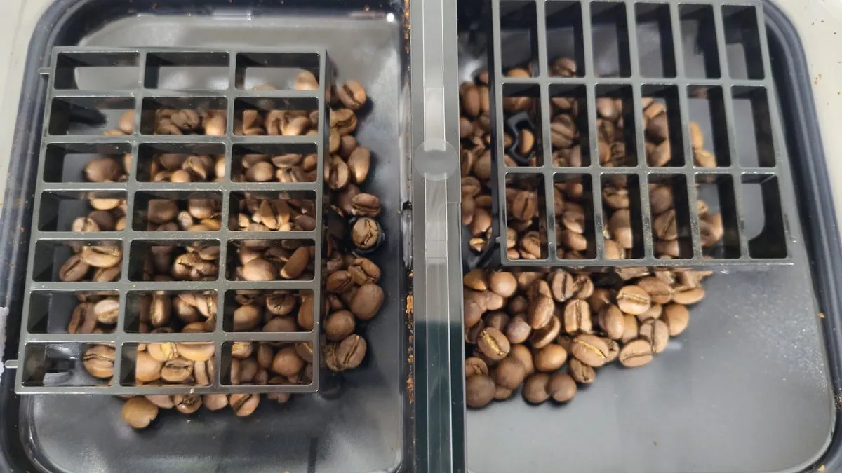 Bohnen in den Siemens EQ900 Plus Kaffeevollautomaten eingefüllt