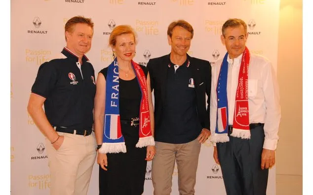 Botschafter Teixeira da Silva und Christoph Bubb beim Public Viewing des Spiels Frankreich gegen Schweiz