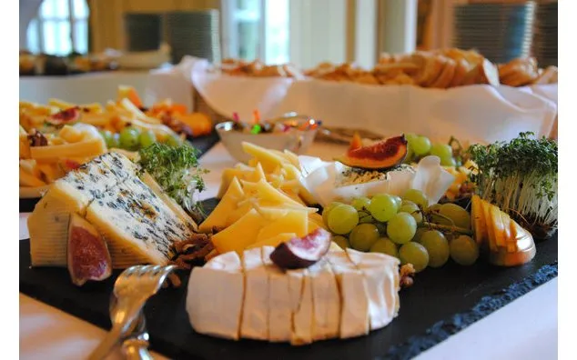 Buffet mit französischen und albanischen Köstlichkeiten