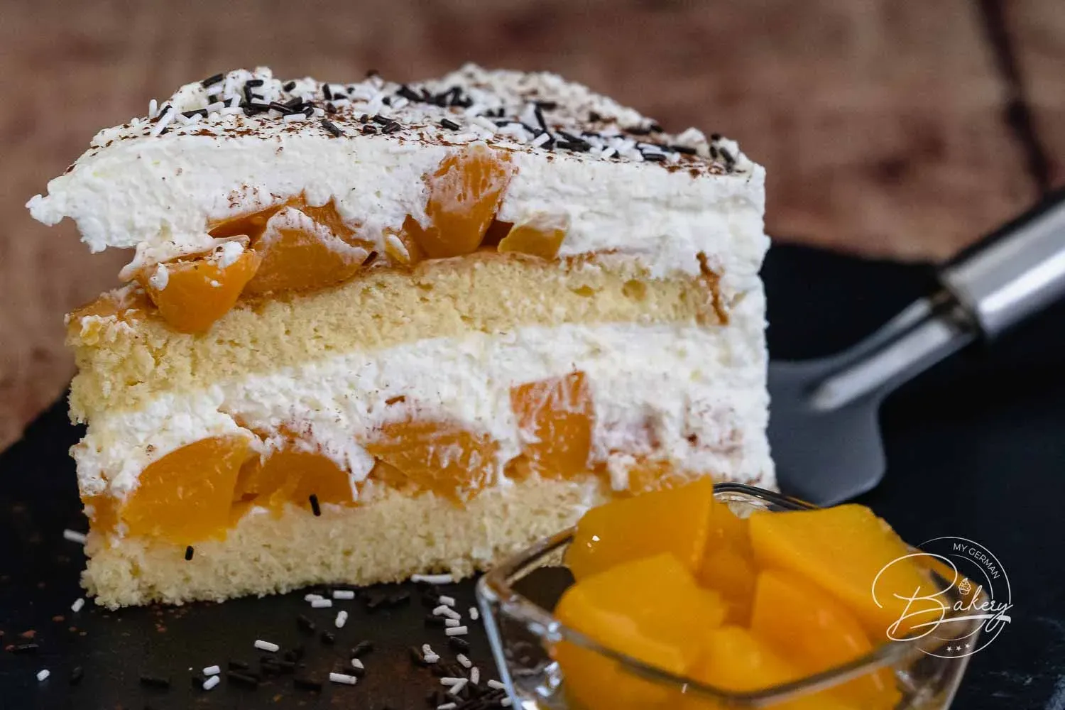 Dekorative Elemente auf dem fertigen Pfirsichkuchen