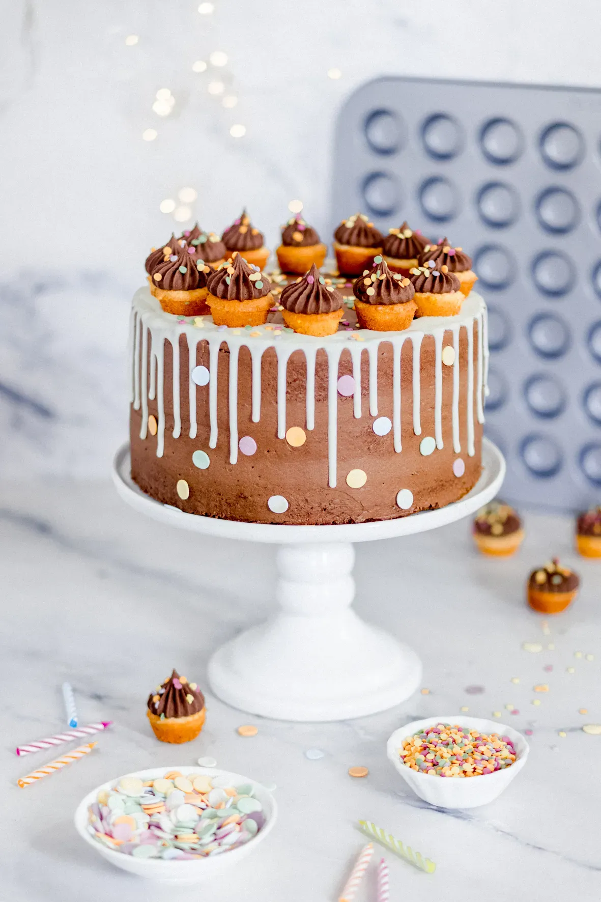 Dekorative Mini-Muffins auf einer Torte