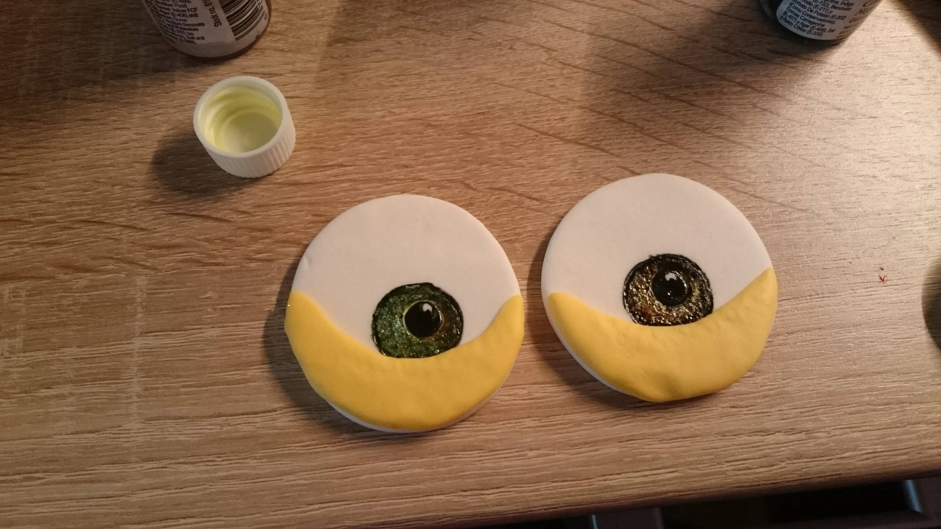 Detailansicht des geschichteten Kuchens vor dem Einstreichen mit Creme