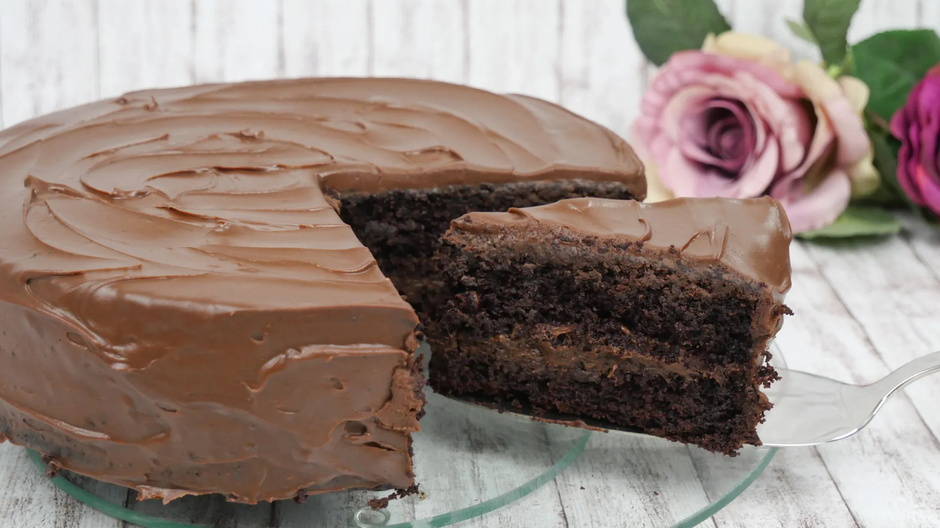 Ein saftiger Chocolate Mud Cake, bereit zum Servieren.