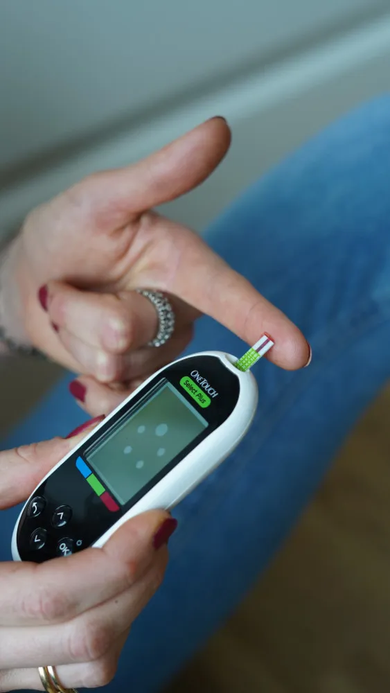 Eine Blutzuckermessung wird durchgeführt