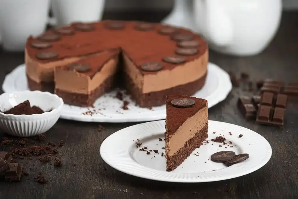 Fertig dekorierte Schokoladentorte