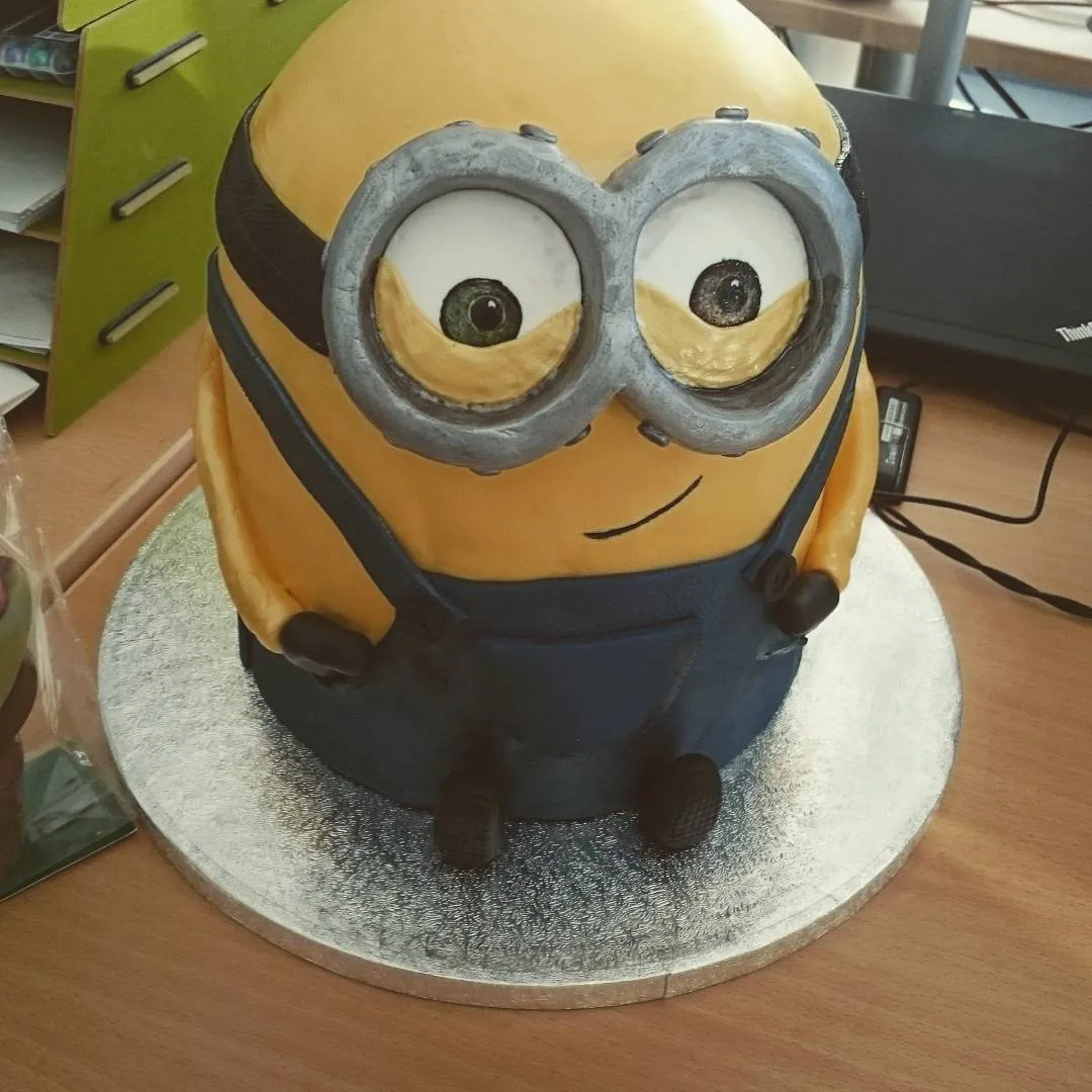 Fertige Minion Bob Torte vor dem Anschneiden