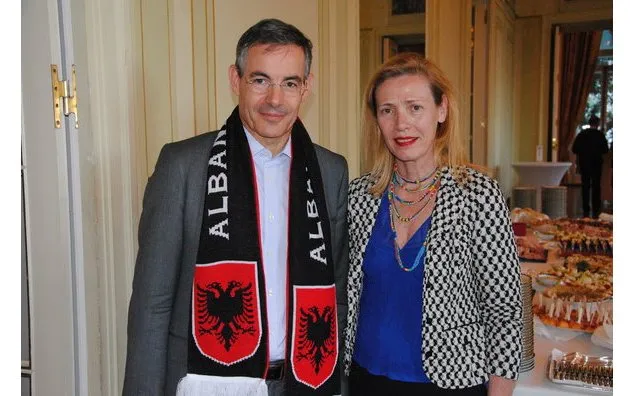 Französische und albanische Gäste verfolgen gemeinsam das Spiel