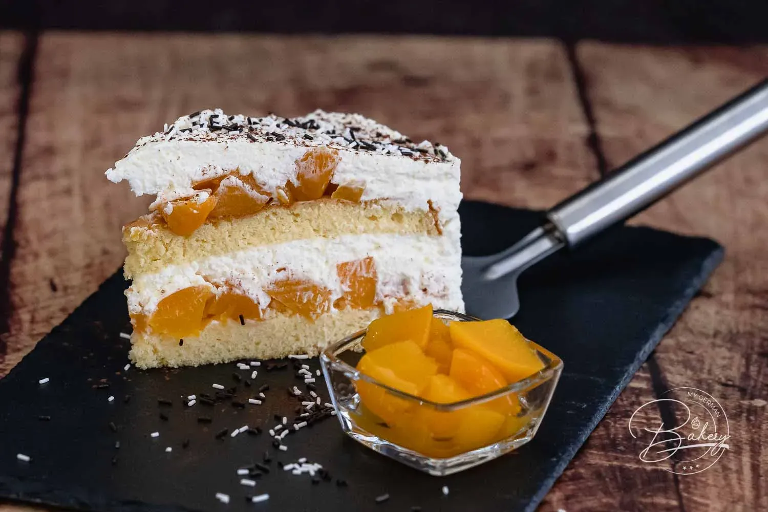 Fruchtige Biskuit-Sahne-Torte mit Pfirsichen