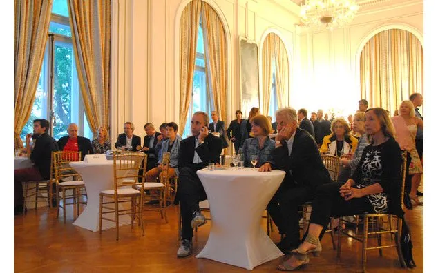 Gäste genießen das Spiel und die kulinarischen Angebote