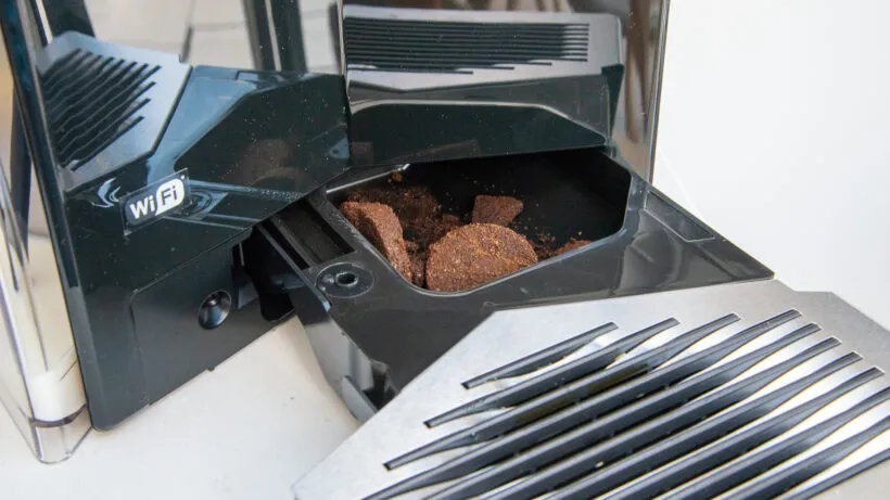 Gebrauchte Kaffeepulver aus der Siemens EQ.9 Plus Connect