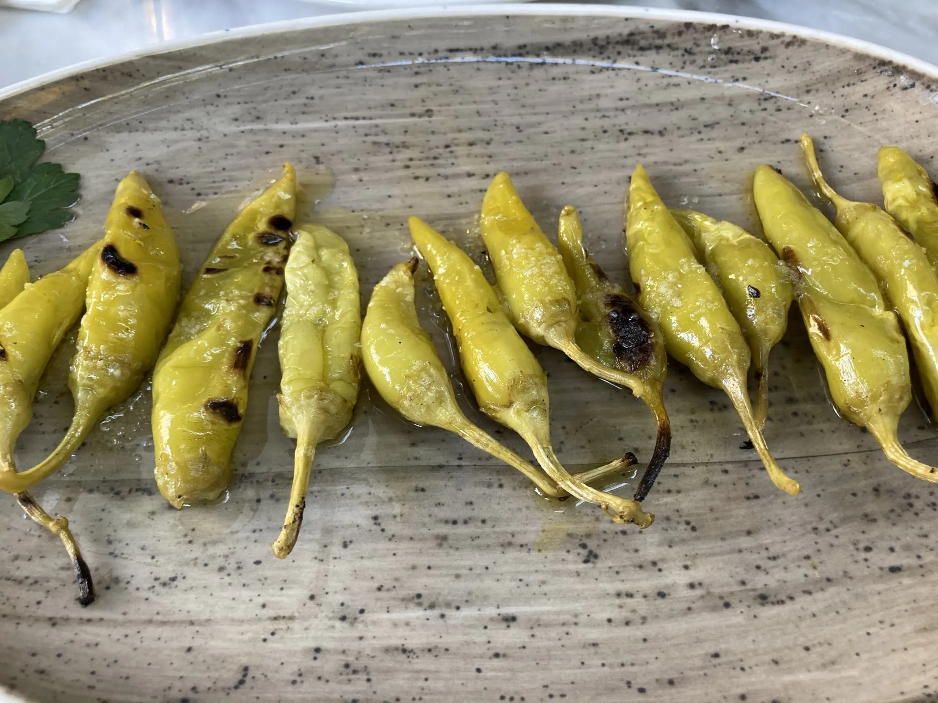 Gegrillte Peperoni und Zaziki im Odyssia Essen.